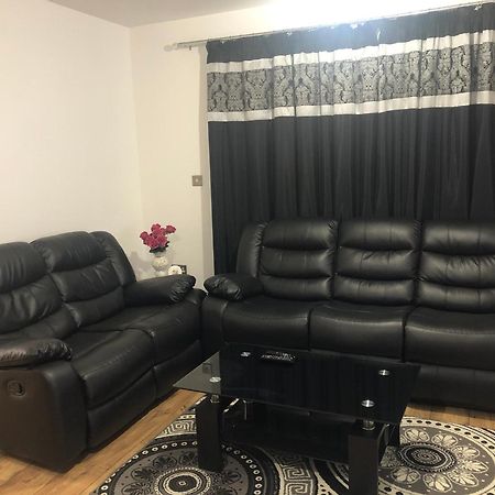 Luxury Kingsize Bedroom With Private Bathroom Northolt  Экстерьер фото