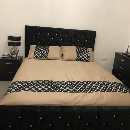 Luxury Kingsize Bedroom With Private Bathroom Northolt  Экстерьер фото